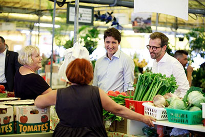 Justin Trudeau chatting with vendors at the Ste. Foy Market.
